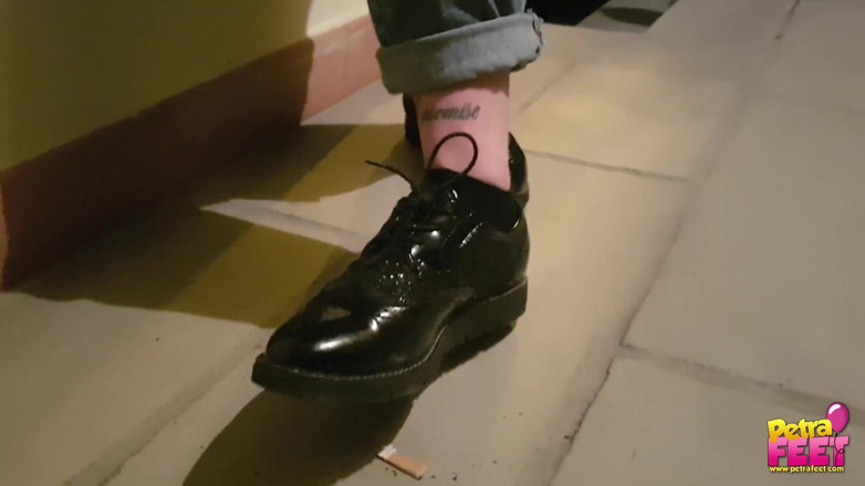 Smokin Fetish: Smoking and foot fetish in outdoor with cute teen