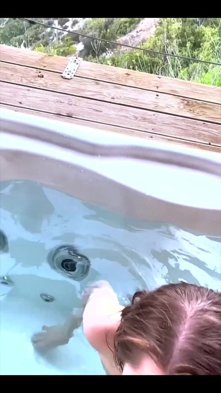 Jamie Young: Jacuzzi-fick