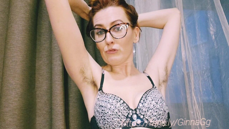 GinnaGg: La figliastra con occhiali e collant a rete sta flirtando...