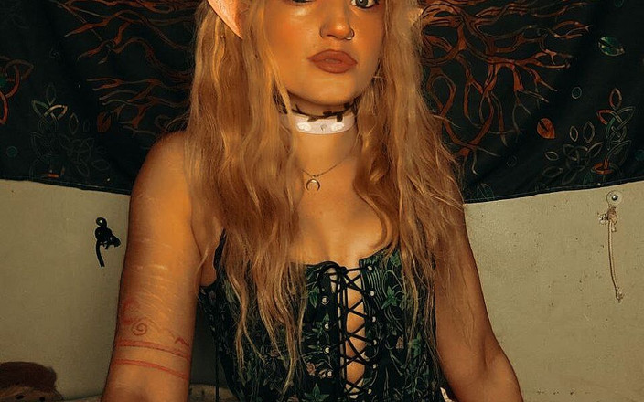 Moondrugz: Zierliche Elf fickt sich mit ihrem dildospielzeug und macht ihre...