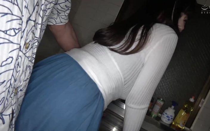 Raptor Inc: 마누라 클로즈업: 보짓물이 많은 미시, 마누라의 시오후키 2