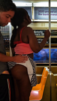 Une black à gros cul se fait baiser dans le métro