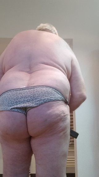 Karlchengeil: Dihukum kerana seluar dalam yang salah dan berpantat kotor