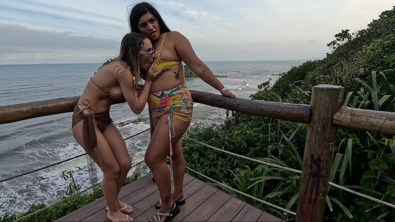 PriscilaBelini: 我和朋友在海滩上亲热