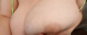 hugeboobswife: Právě teď živá show Tittytuesday