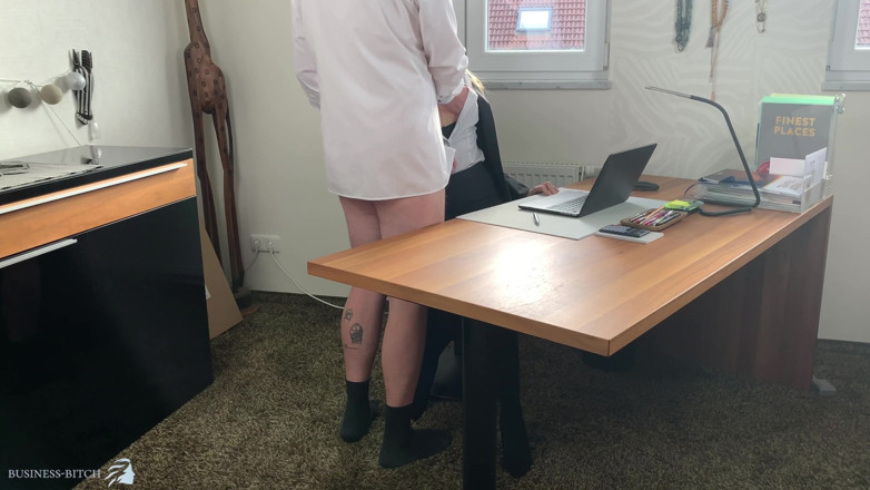 Business Bitch: Une femme d'affaires se fait baiser à la pause-déjeuner