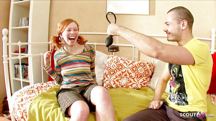 Full porn collection: Nadržená hubená zrzavá teenagerka je ošukaná kluky po setkání s...