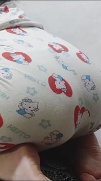 Schönes mädchen mit verrückter körper, ihr freund leckt sie, während sie schreit und genießt, heißes video