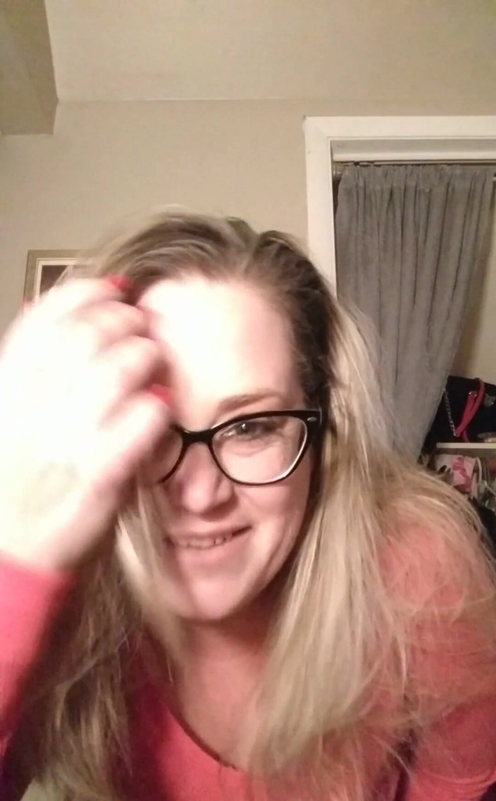 Lily Bay: ああ、レギンスを通してください。それらのペニスを取り出して、私が揺れるのを見てください