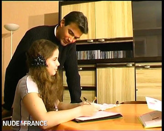 La France a Poil: Pamela öğretmeni ve bir sınıf arkadaşı tarafından sikiliyor!