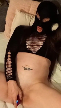 Bella masturbuje