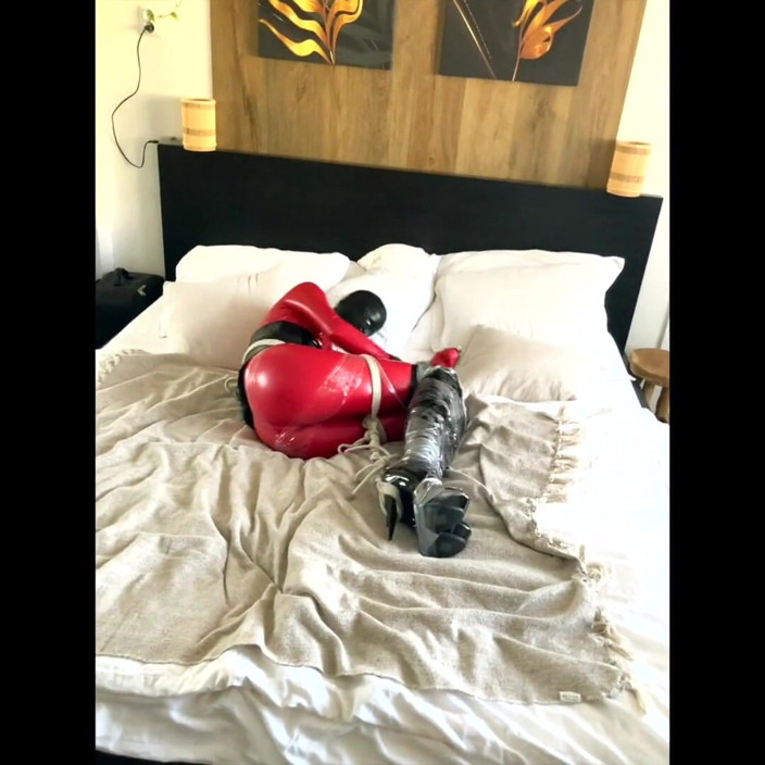 Eve Rest: RODE LATEX hoge hakken BONDAGE