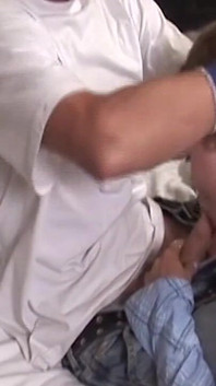 Blonde milf vingert druipend poesje terwijl ze kloppende pik zuigt