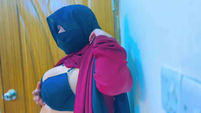 Aria Mia: Egyptská sexy služka dostane super nadrženou a začít Masturbat v...