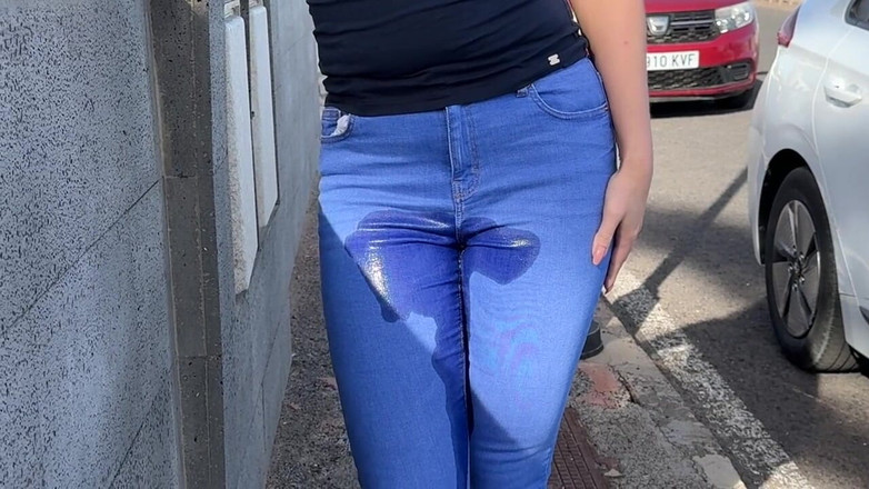 Emma Voyeur: 거리에서 청바지를 적시는 소녀