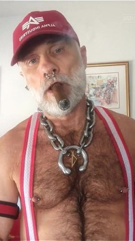 Padrasto acendendo seu gar