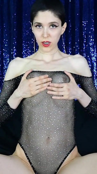 Encantada por mi traje de rejilla, sin nada debajo de Ita