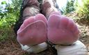 Mistress Legs: Tălpi drăguțe și degete care se agită în șosete albe din nailon în pădure