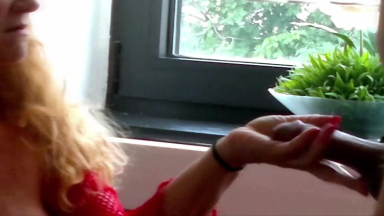 Videos Francaises: Vollbusige französische MILF befriedigt schwänze mit leichtigkeit