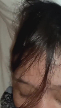 Telefonda porno izliyor ve kendini parmaklıyor - yarak emiyor ve sperm yutuyor