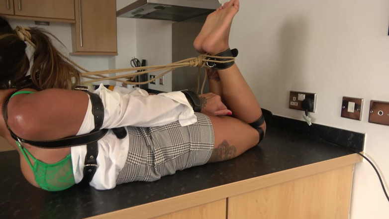 Latina Fetish: Carmen svázaná, roubíkem a vycvičená Latinoameričankou: kancelářská cesta ponižujícího podřízení! (fullhd)