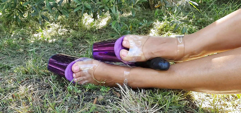 Intim media: 야외에서 발 페티쉬 - 하이힐을 신은 핫한 밀프