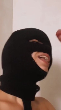 Pompino salivoso in maschera - Un sacco di sperma sul viso