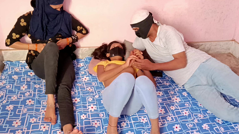 HousewifeGeeta: Virgen follada con hermanastra casada en trío