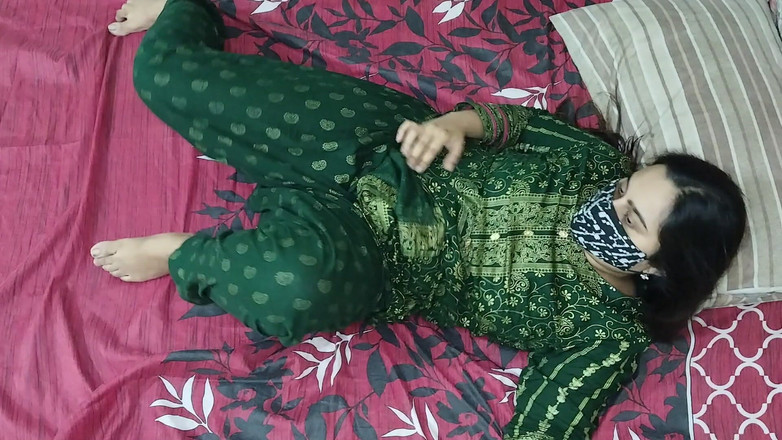 Faryal: 후장 구멍에 8인치 자지를 원하는 발정난 소녀