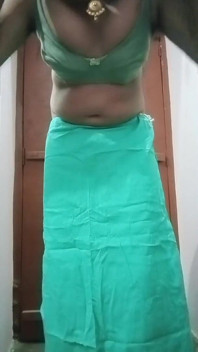 Индийский Кроссдрессер Bottom Gaurisissy Нажимает И Играет С Ее Большими Сиськами В Синем Сари В Настоящем Домашнем Сексе