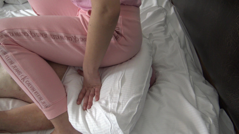 Femdom Austria: Pasien sadis dientot di bawah bantal di rumah!
