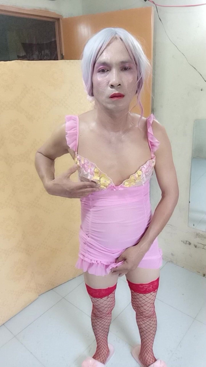 nguyen dang thien tri: Oanh le transgender seksi ve pornografik kıyafetler giyiyor ayakta ve çığlık...