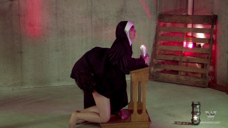 Fetish Paradise: Freira gostosa recebe seu cu espancado