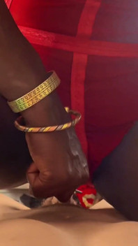 イマナ・トライズは、かわいいトランスの女の子のようなセックスドールを使う