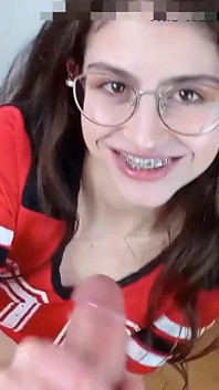 Bitte komm auf meine zahnspange, dirty talk teen blowjob