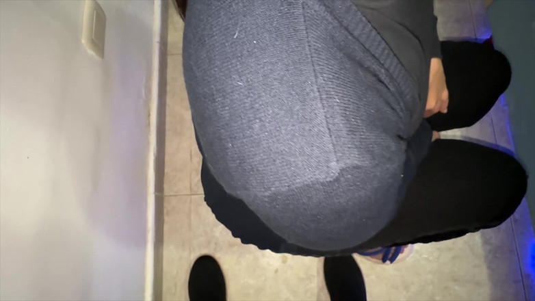 CoupleOfHotSins: Er Steckt Seinen Penis Auf Ihre Schulter Und Sie Packt...