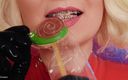 Arya Grander: Fetiș cu mâncare: videoclip cu lins de fată blondă în latex