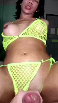 Une trans asiatique sexy chevauche une bite sauvage