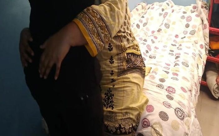 Aria Mia: Desi zimmermädchen vom besitzer gefickt