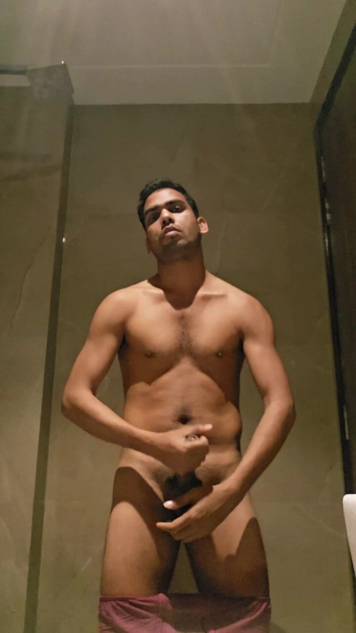 Desicoupleind: Masterbate d’un garçon indien sexy