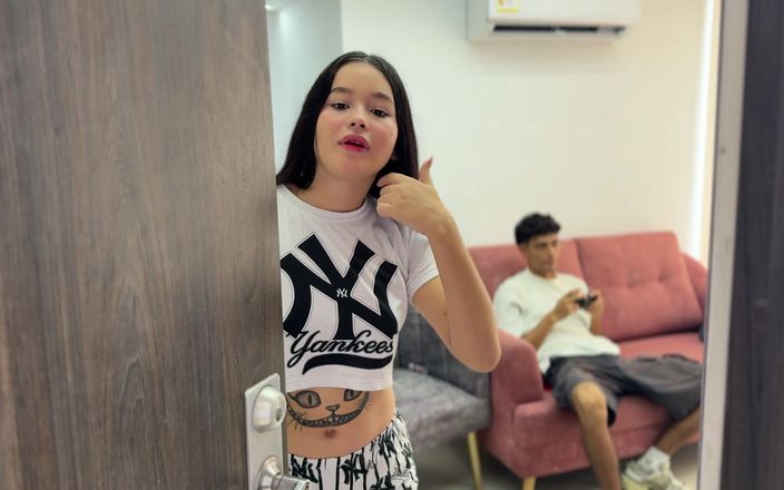 JhonAndSara: Sementara suamiku bermain dengan sahabatnya saat bermain, aku mengambil kesempatan...