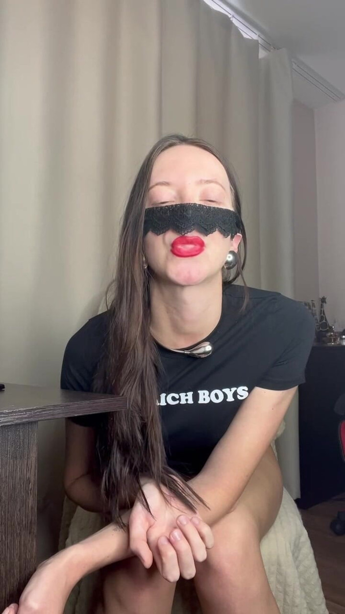 Skinny_lady69: Majikan minta dicrot sperma