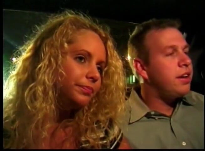 Hooters Entertainment: Frische blonde milf bekommt ihr gesicht schmutzig