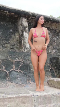 Đi tiểu âm hộ hoàn hảo trên bãi biển trong bộ bikini