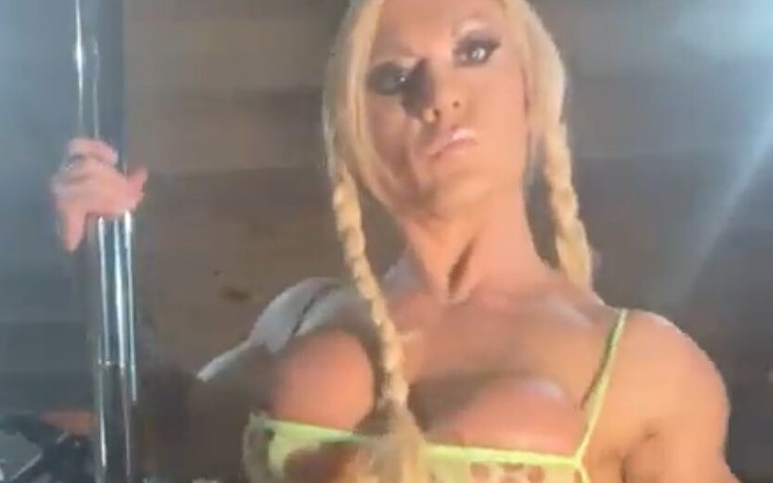 Lisa Cross: Kaslı direk dansı