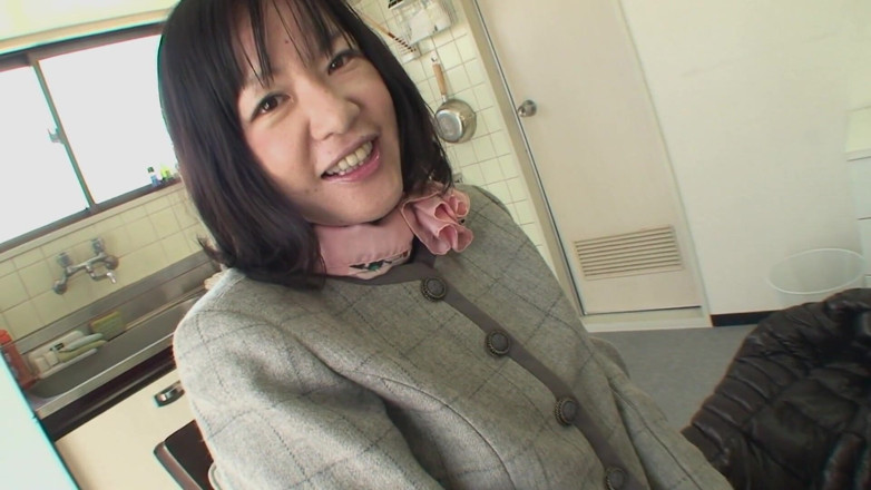 Asian Addiction: 素敵な義理の祖母は、彼のペニスを欲しがって楽しむために家の近くに入ります