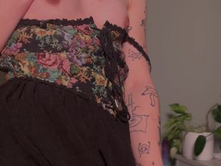 Pastelle Trash: Chica trans gótica en solo divertido en vestido nuevo