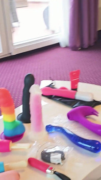 Danika Mori excitée te laisse caresser sa chatte sexy et mange ta grosse bite