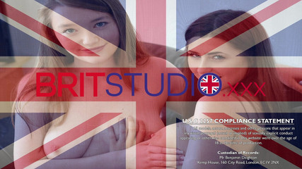 Brit Studio: Calda ragazza gotica scopa e prende una sborrata