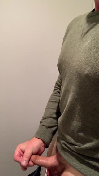 TJenner: Horny, so I jerk-off in the airport bathroom